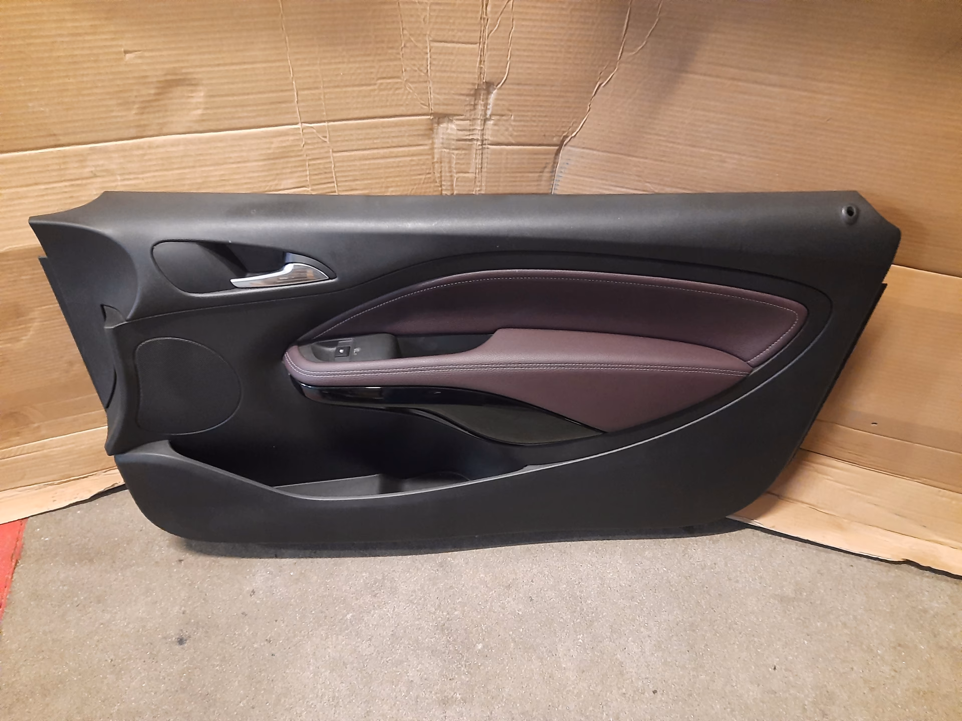 Czy tapicerka drzwi jest taka sama dla wszystkich modeli Opel Adam?