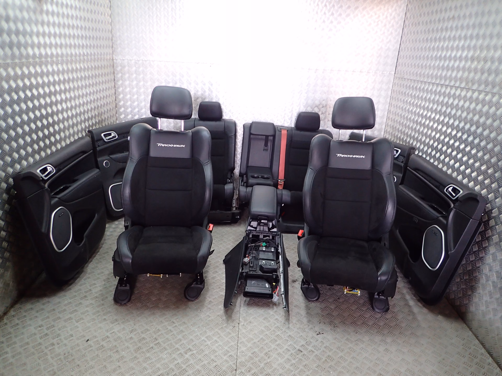 Czym wyczyścić skórzaną tapicerkę w samochodzie?