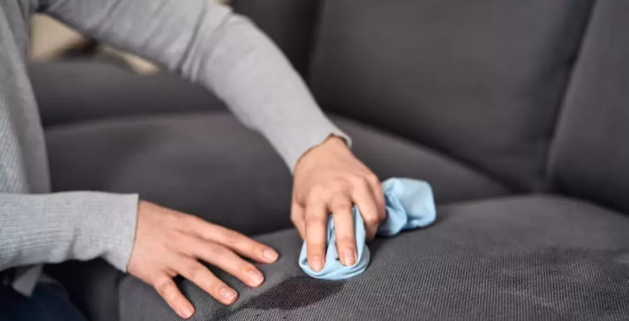 Jak pozbyć się zapachu papierosów z kanapy?