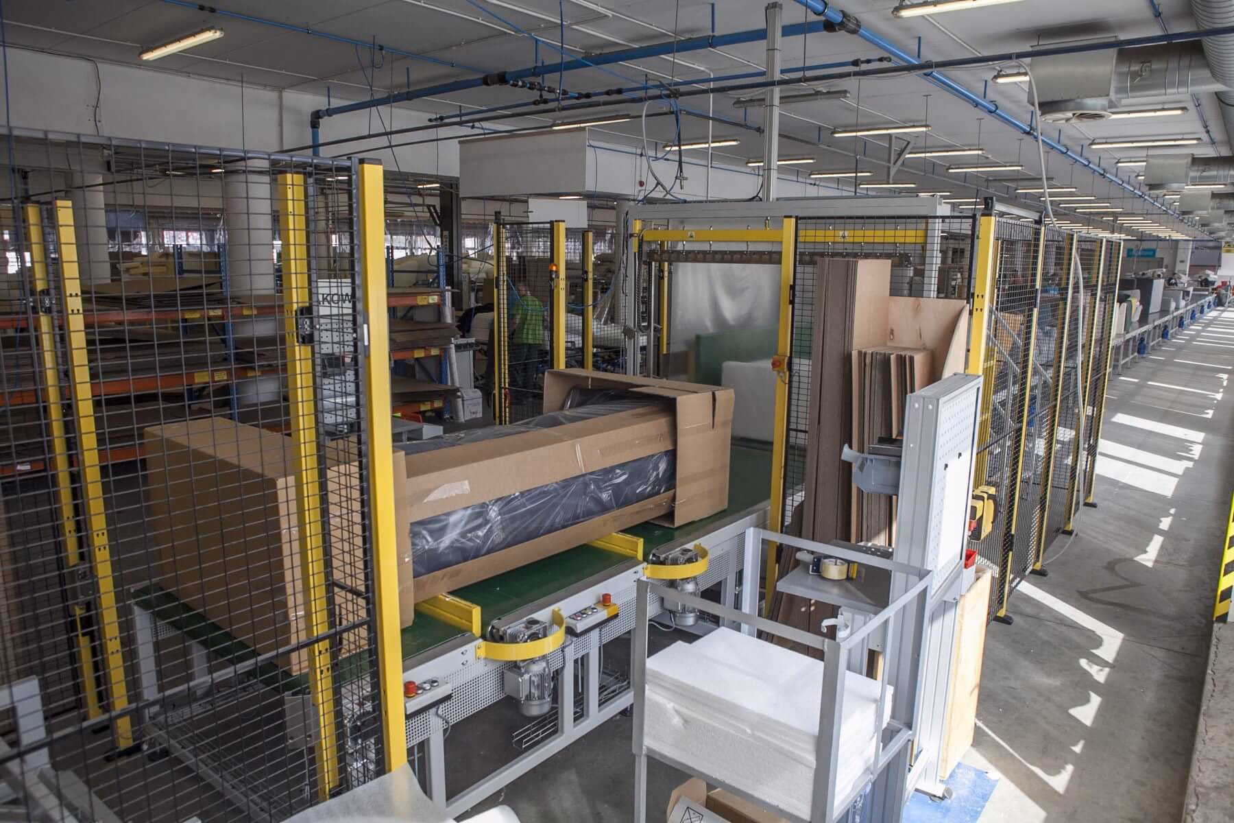 Jakie maszyny wchodzą w skład linii produkcyjnej mebli tapicerowanych?