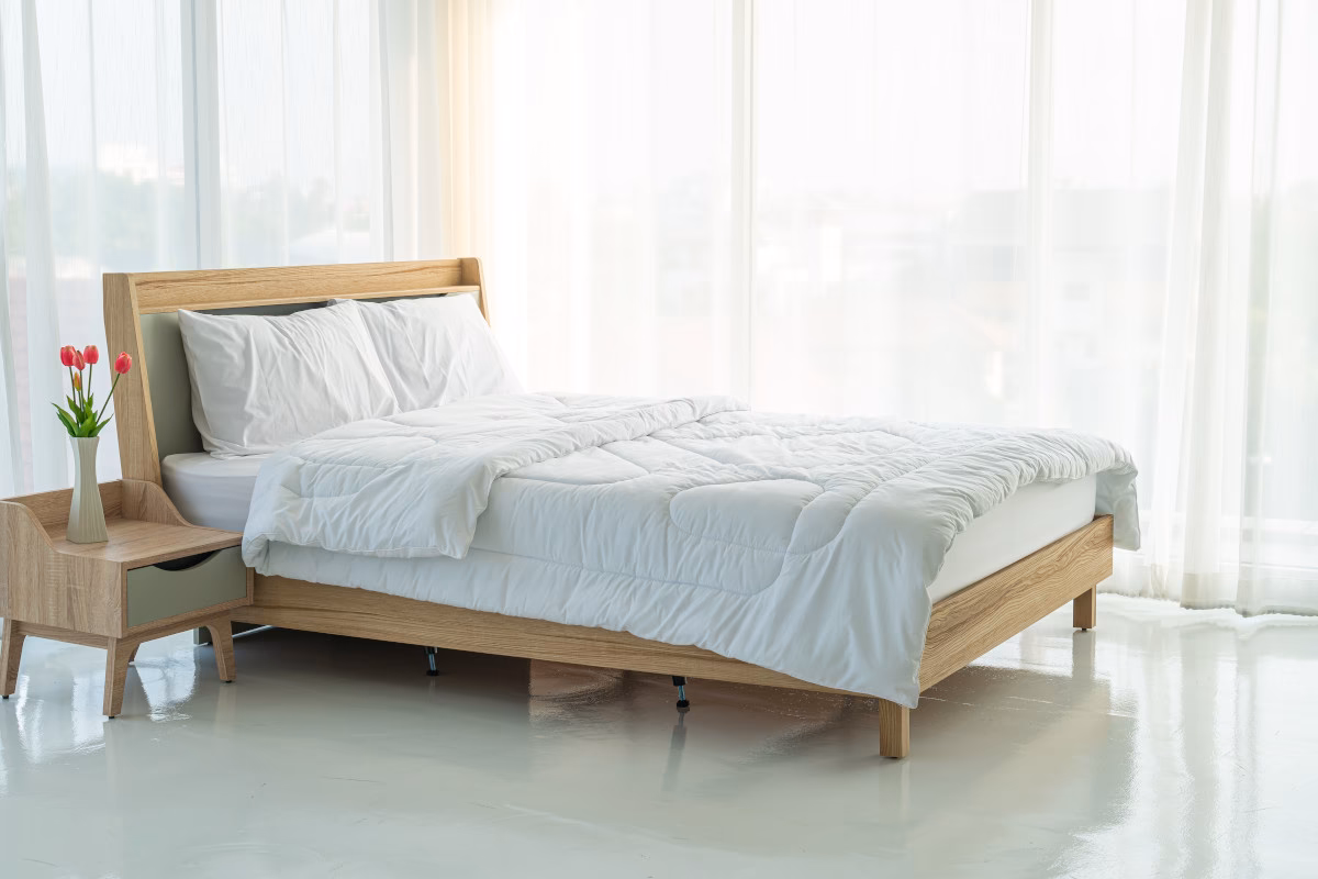 Jakie łóżko do sypialni wybrać? Drewniane czy tapicerowane?