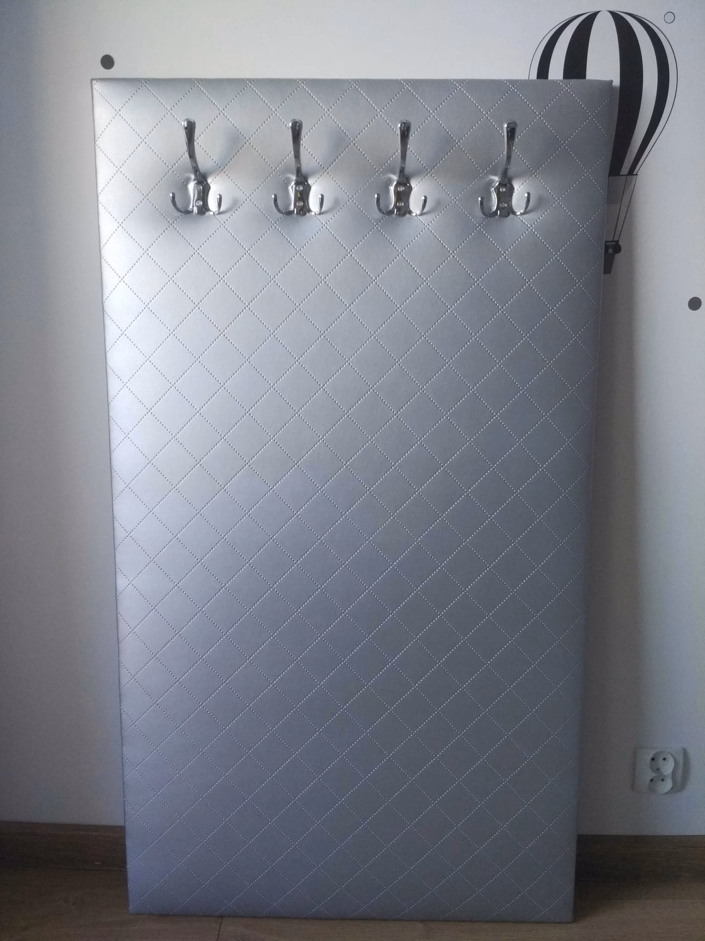 Jak zamontować panele tapicerowane na ścianie?