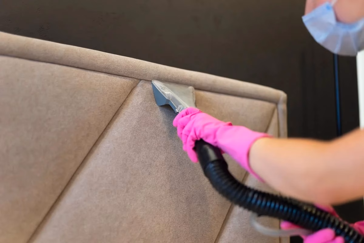 Czym usunąć stare plamy z kanapy?