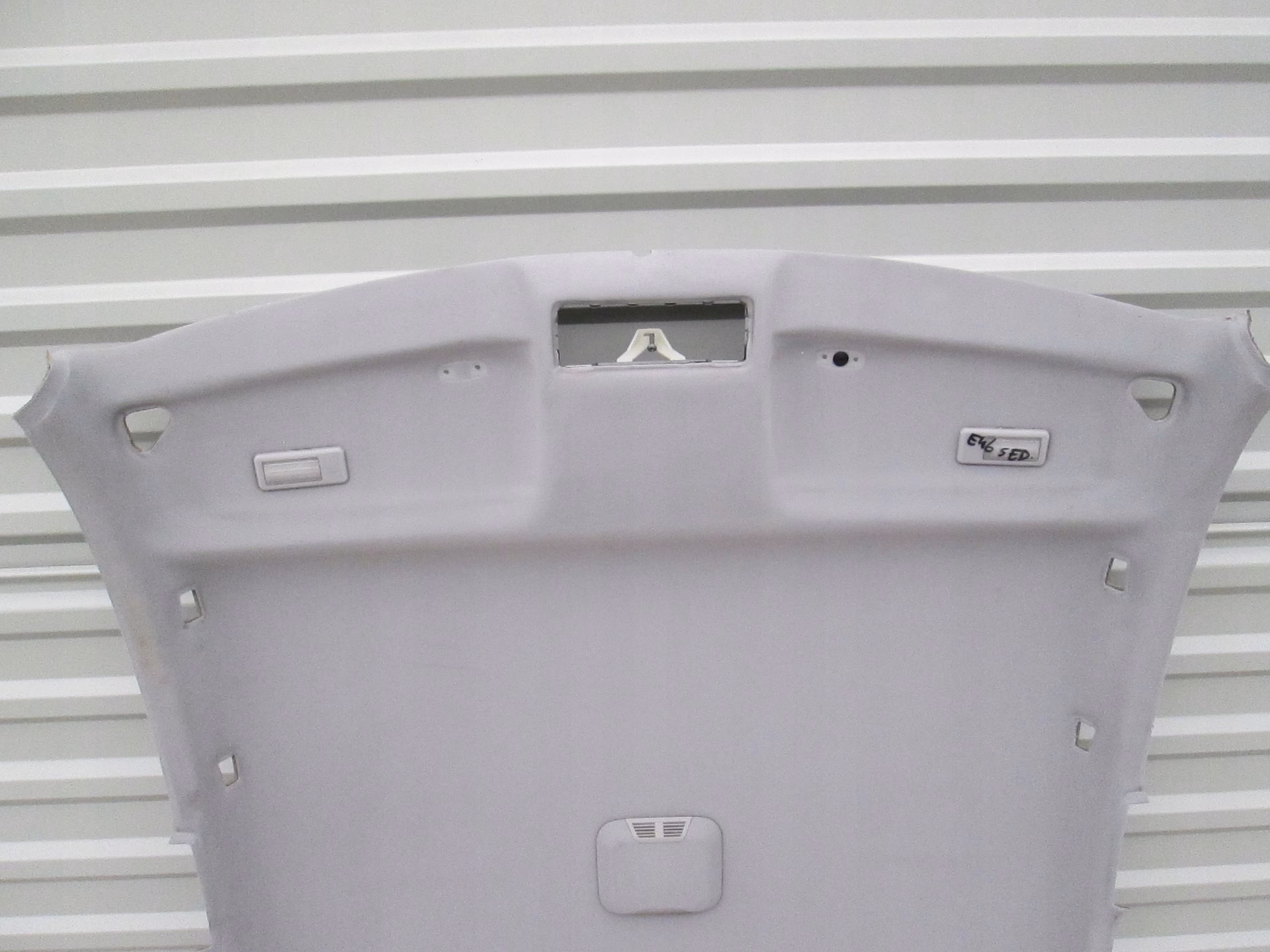 Czym skleić podsufitkę?