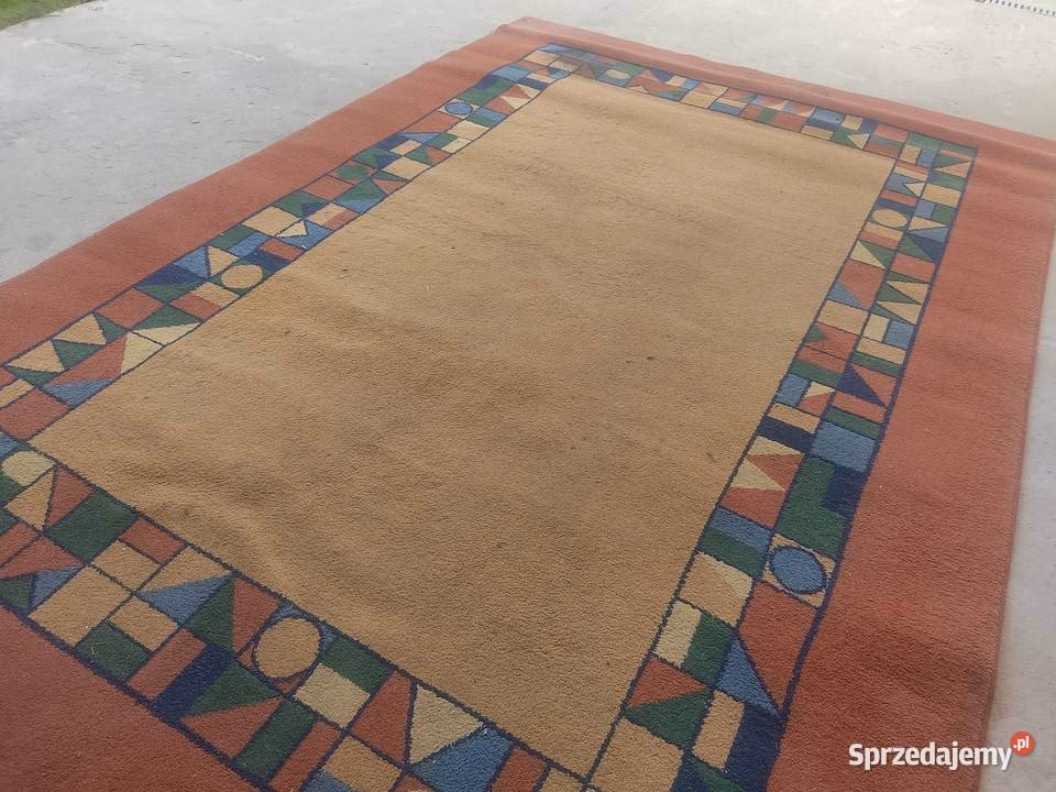 Czy warto zamówić profesjonalne pranie tapicerki?