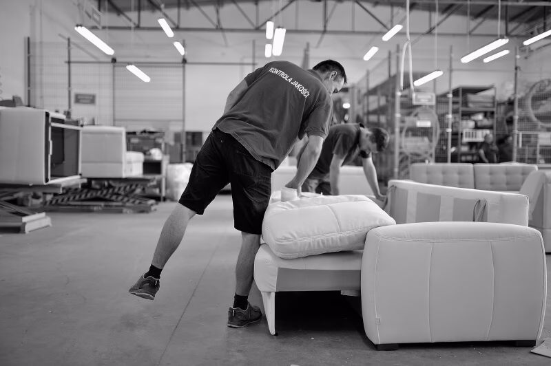 Jakie procesy zachodzą w produkcji mebli?