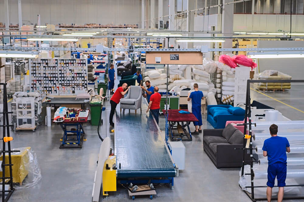 Ile zarabia brygadzista na produkcji mebli?