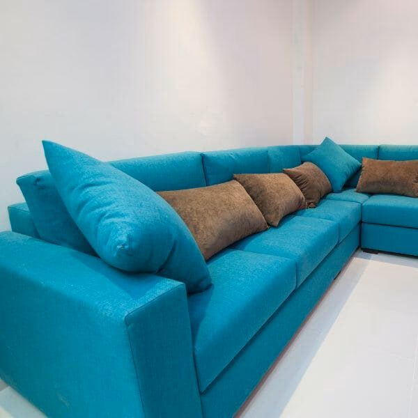 Jakie akcesoria są potrzebne do tapicerowania mebli?