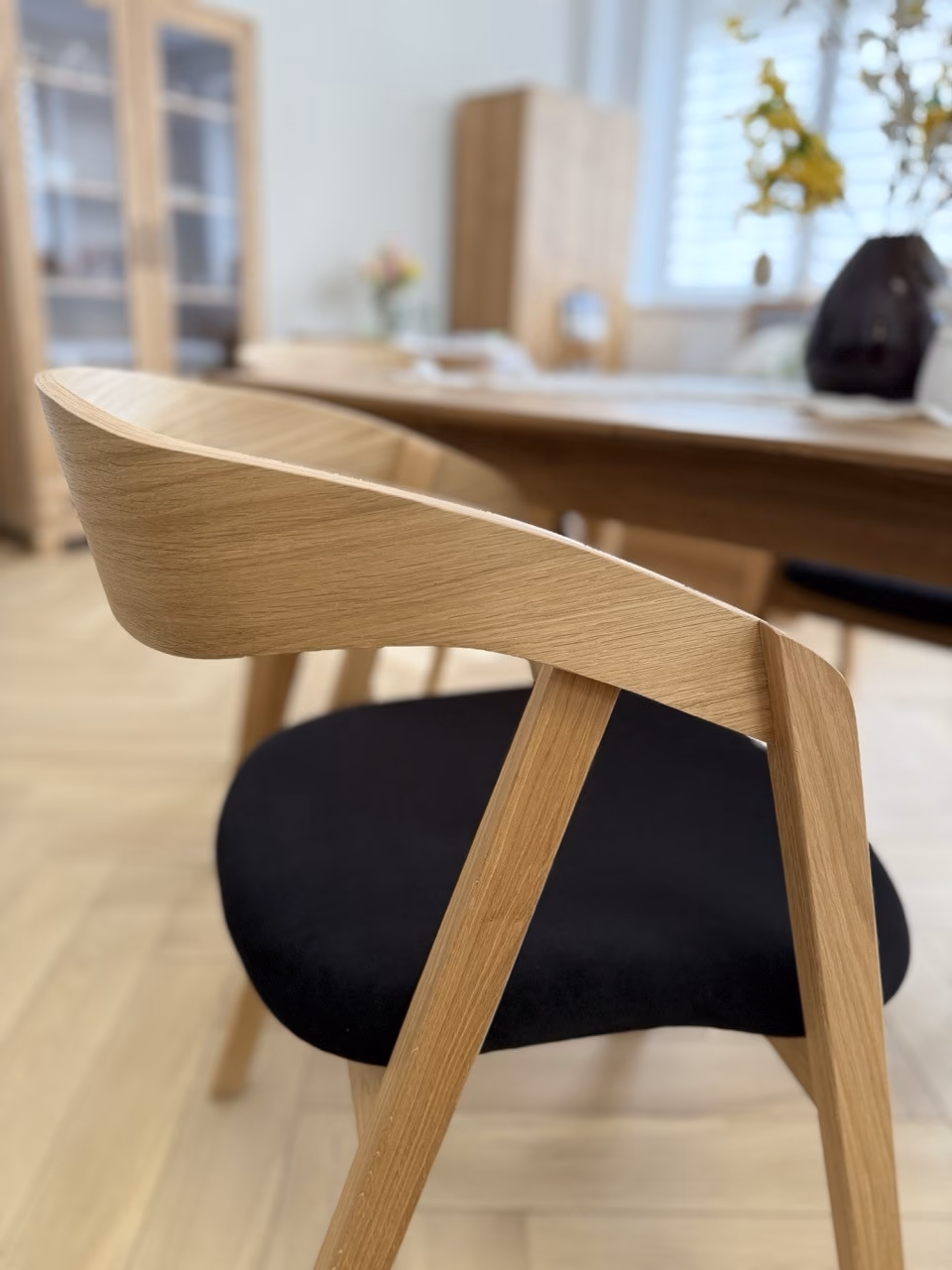 Czy producenci krzeseł tapicerowanych w Małopolsce oferują krzesła na wymiar?