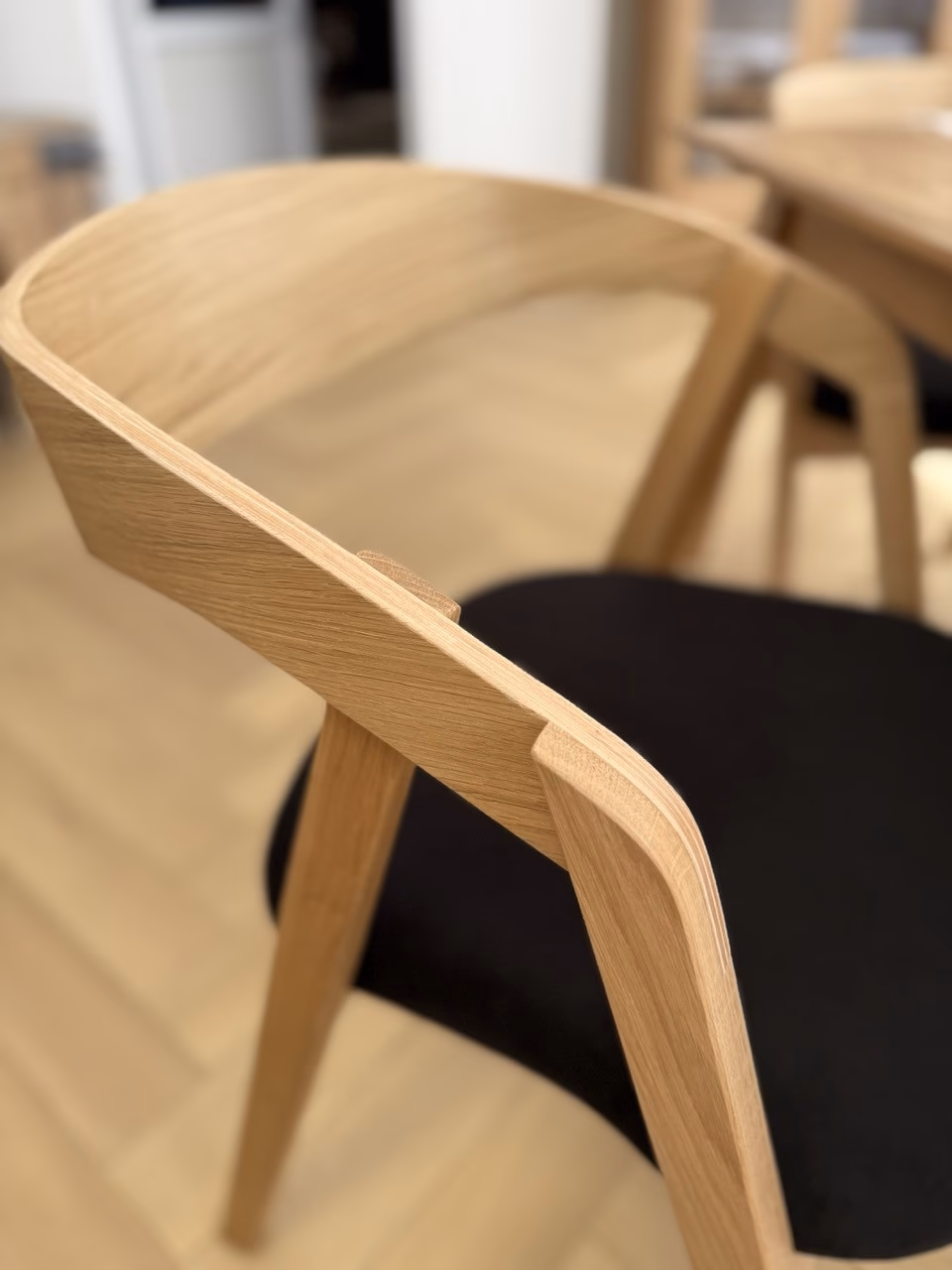 Jakie materiały są najczęściej używane do tapicerowania krzeseł przez producentów w Małopolsce?