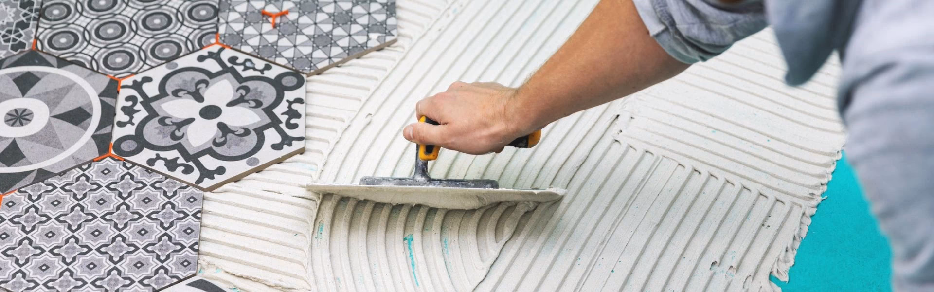 Czy tapicer na ul. Gimnazjalnej 51 w Przeworsku ma stronę internetową lub profil w mediach społecznościowych?