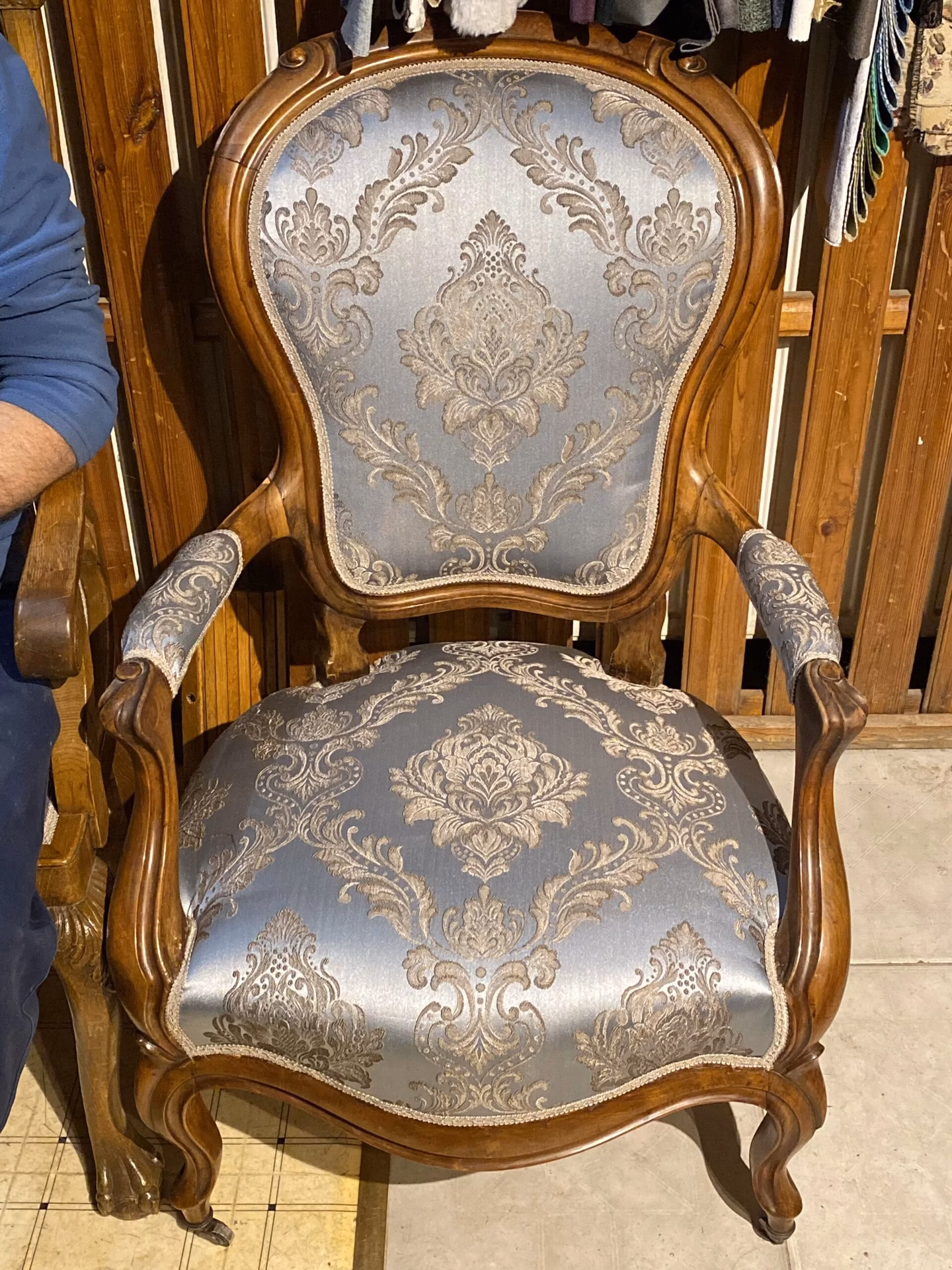 Tapicerowanie krzeseł Warszawa – gdzie oddać do tapicera?