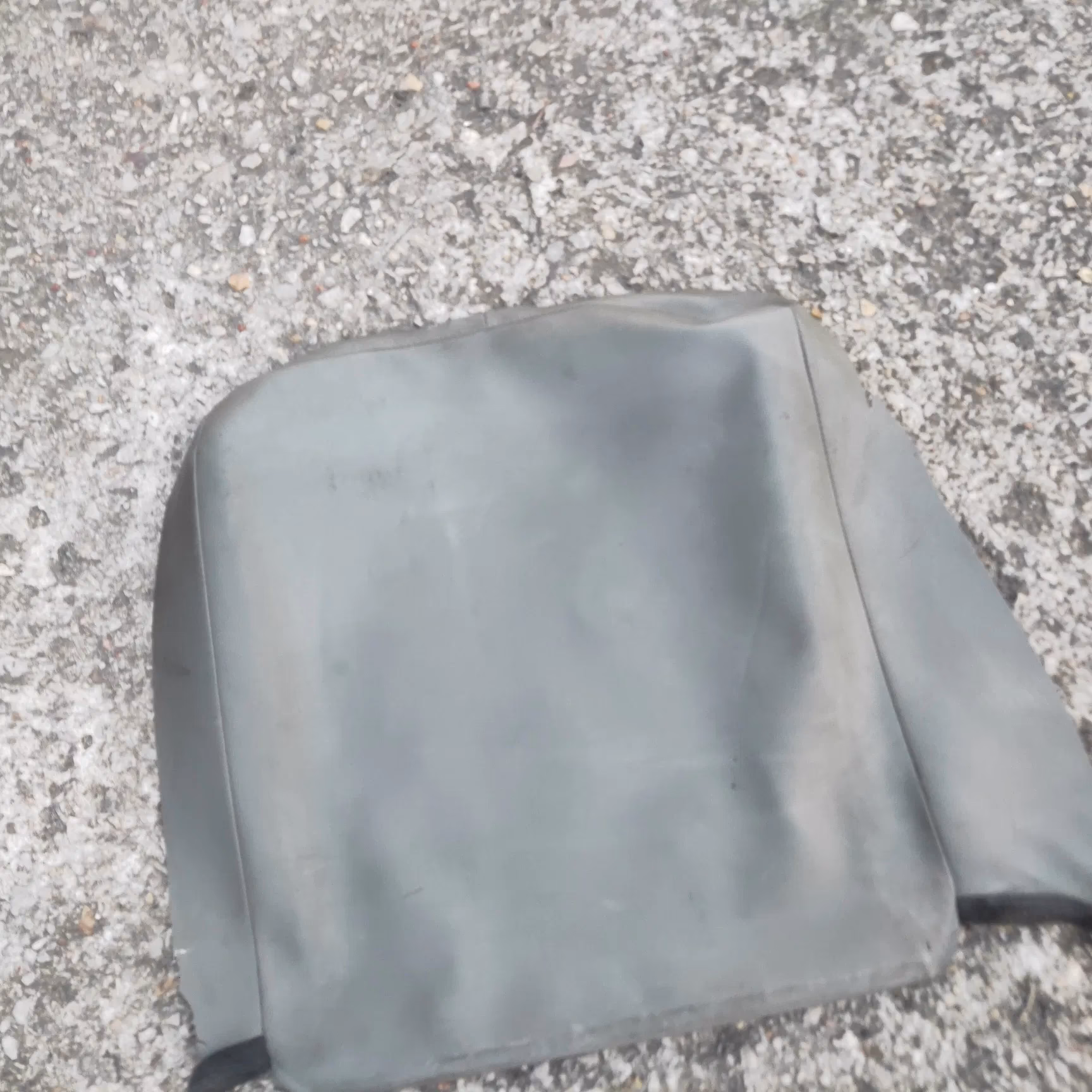 Jak usunąć tłuste plamy z tapicerki samochodowej?