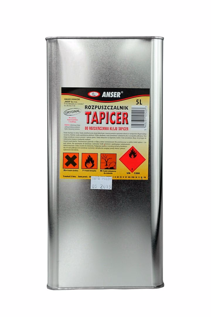 Jak usunąć klej do tapet z szyby?