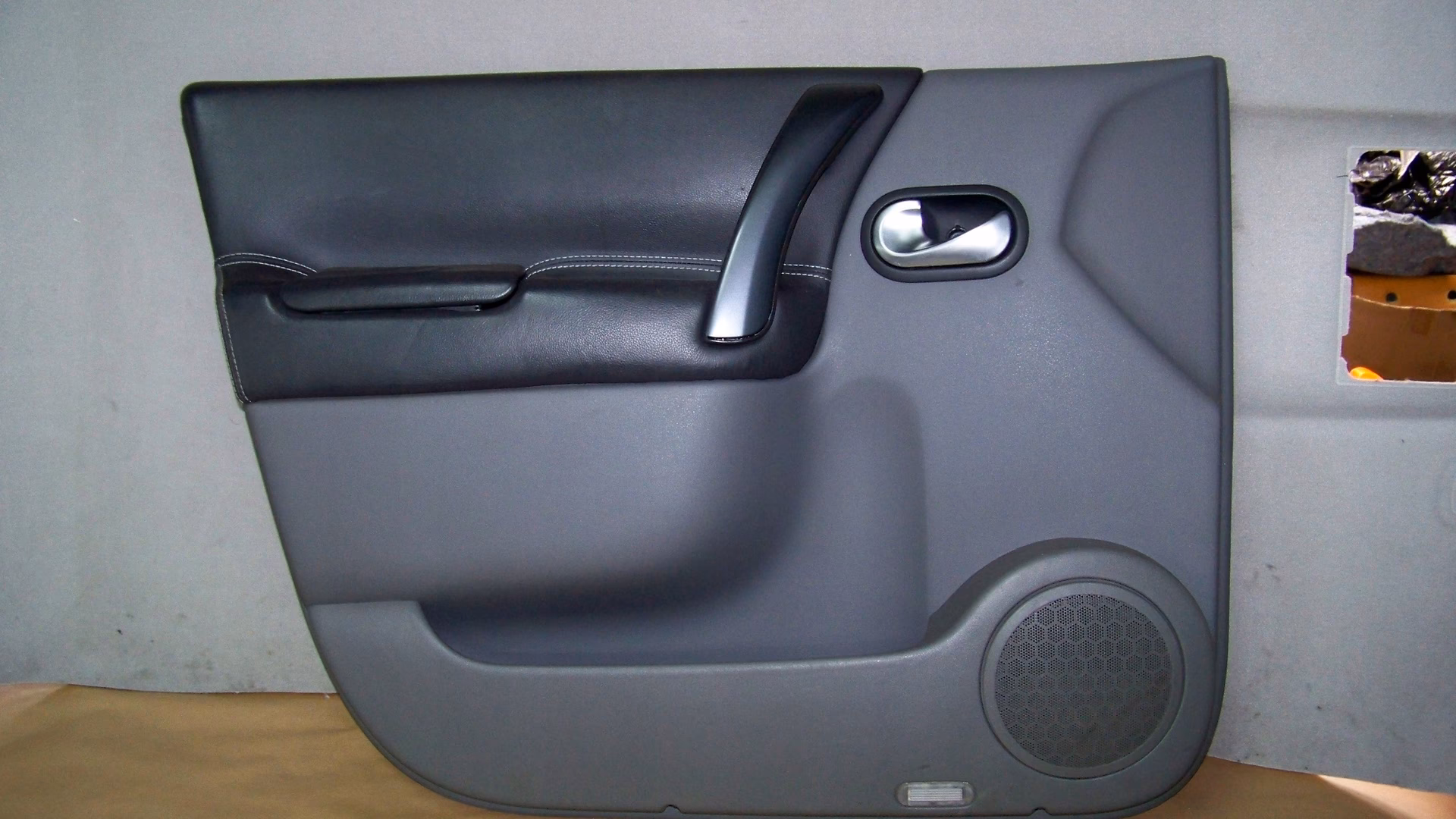 Jak zdjąć tapicerkę drzwi w Renault Scenic 2?