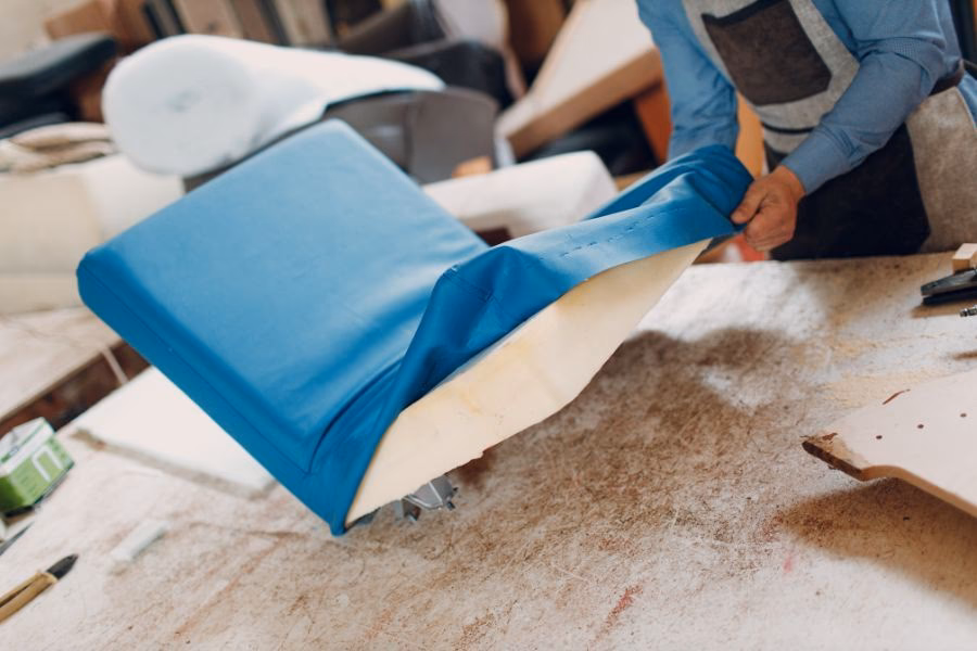 Jak odnowić stary fotel? Tapicerowanie krok po kroku