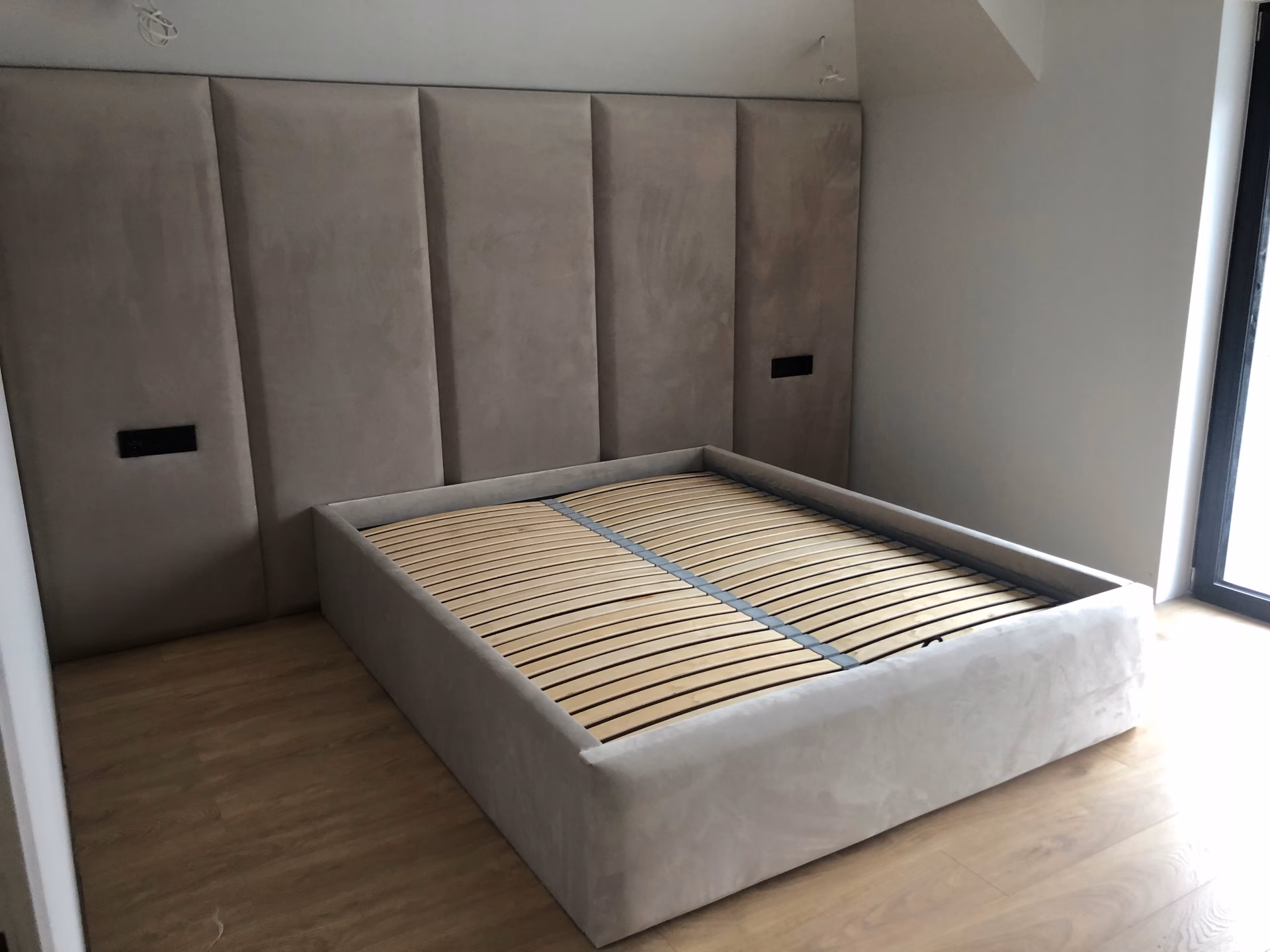 Jaki materac do łóżka tapicerowanego?