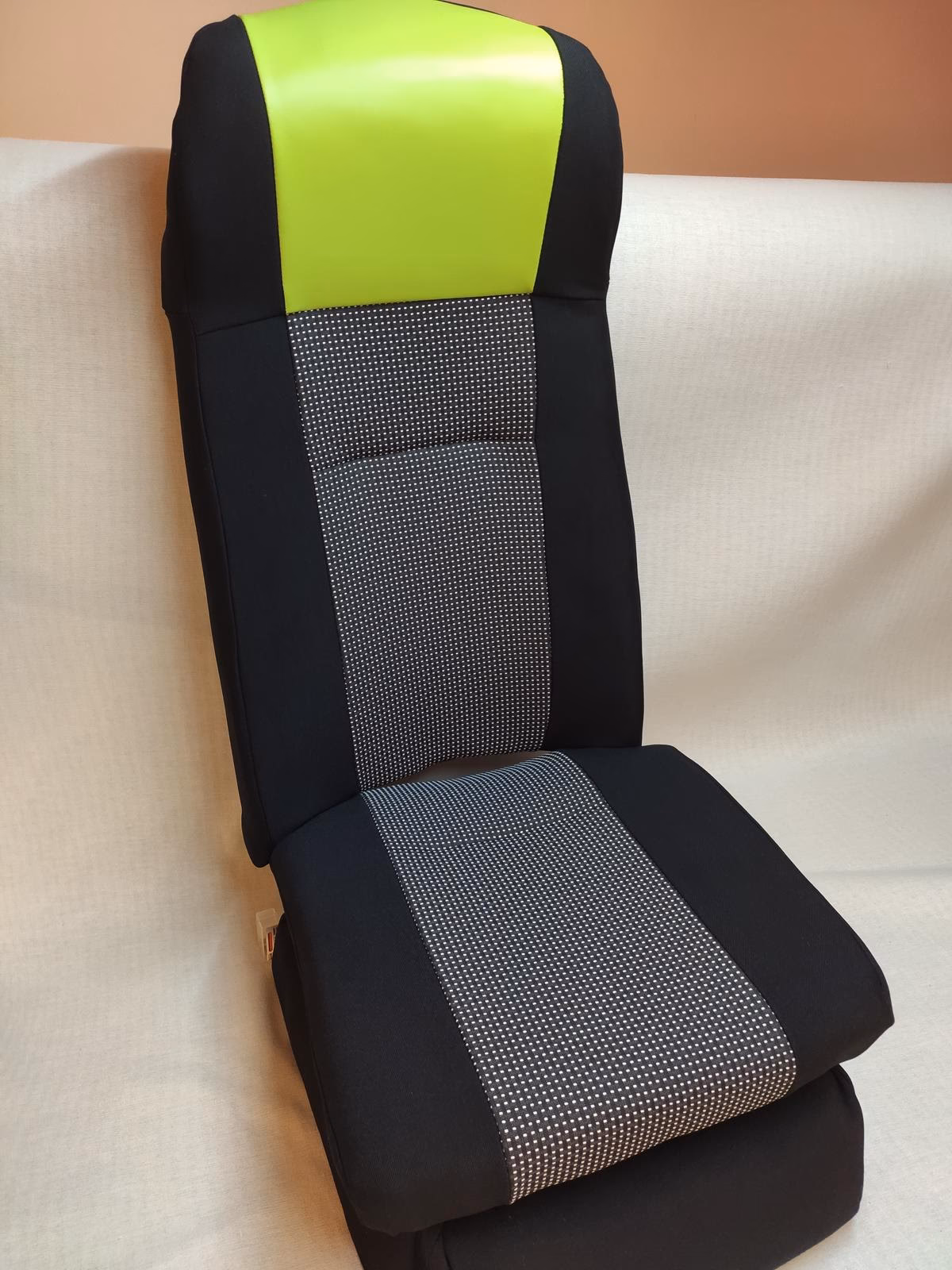 Jak usunąć plamy z tapicerki samochodowej?