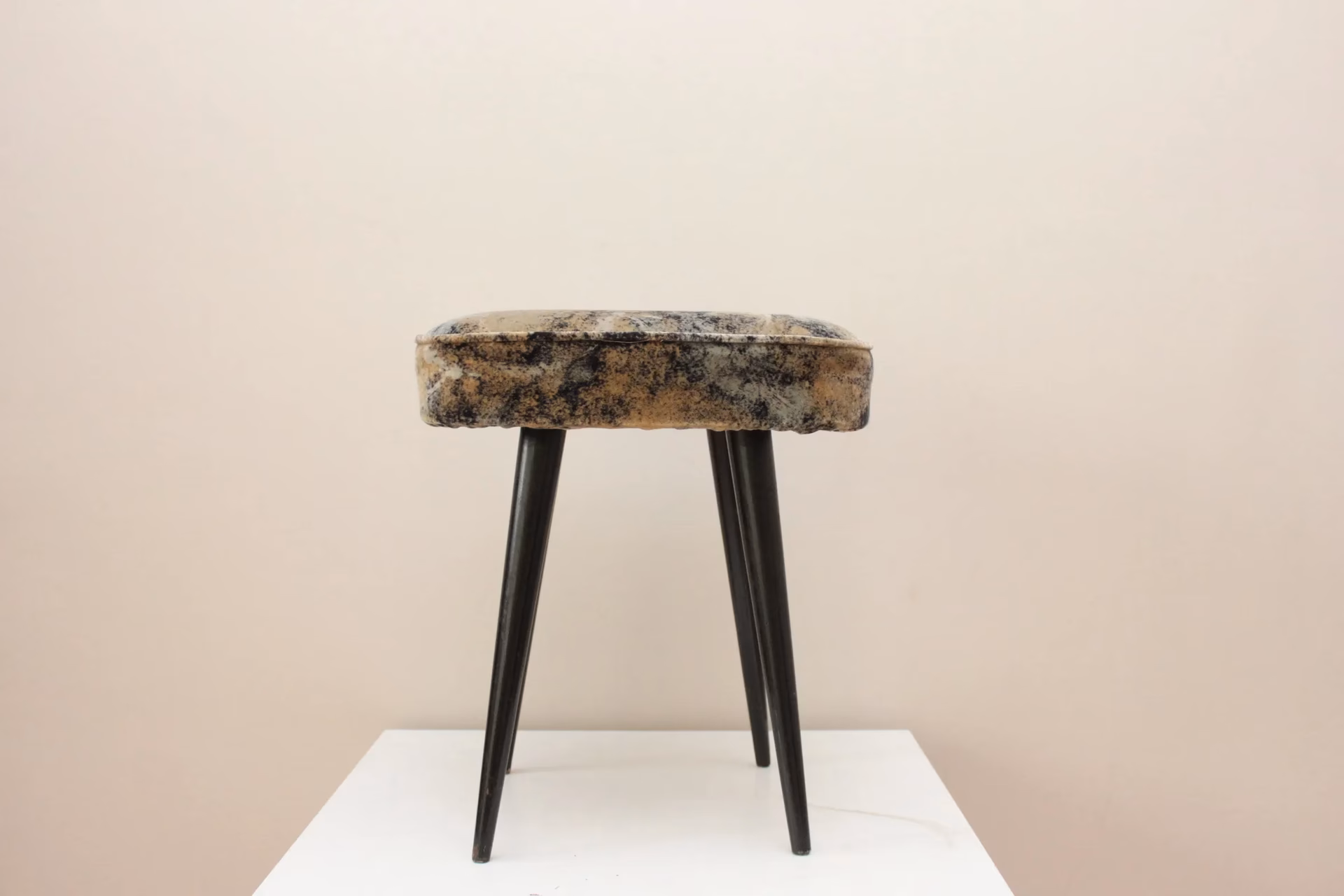 Czy taboret tapicerowany typ 270-25 jest łatwy w renowacji?