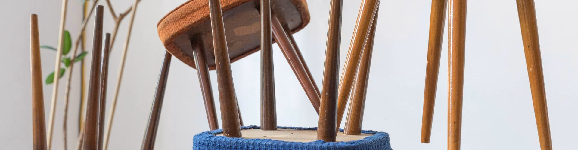 Czy taboret tapicerowany typ 270-25 jest łatwy w renowacji?