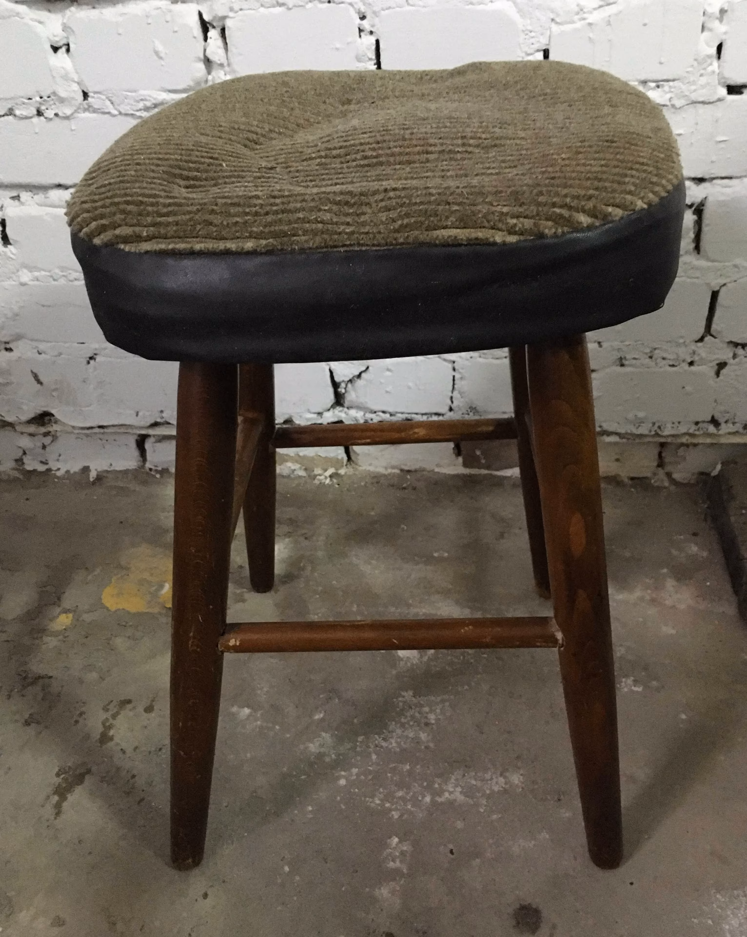 Gdzie znaleźć tanie taborety tapicerowane w Lublinie?