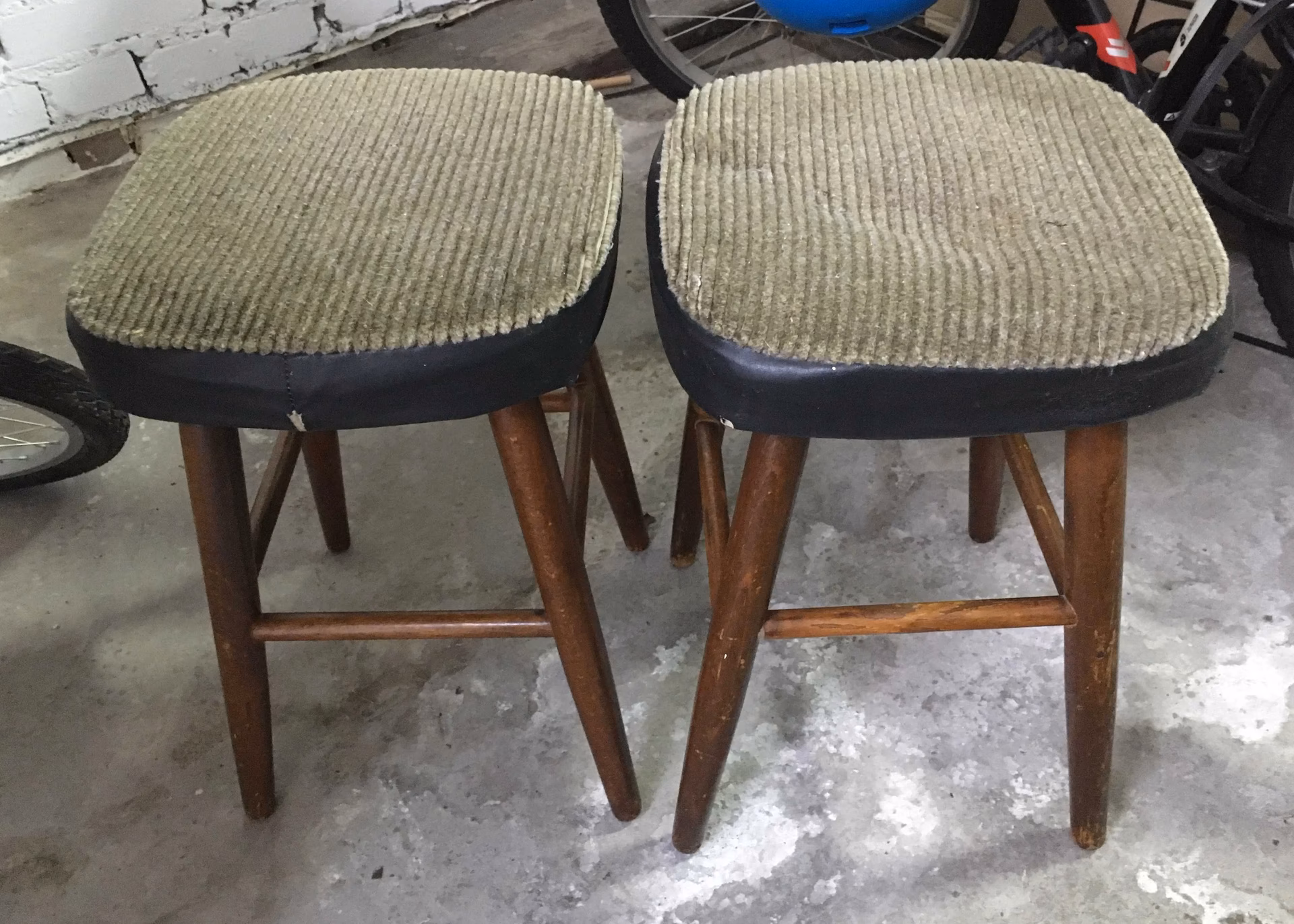 Na co zwrócić uwagę kupując używany taboret tapicerowany?