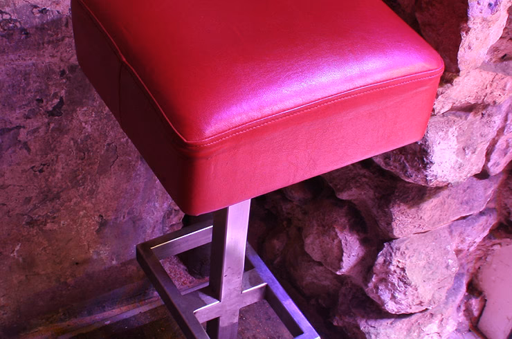 Jak wygląda renowacja mebli tapicerowanych?