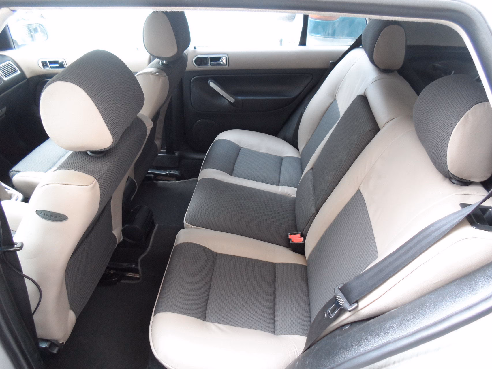 Kiedy warto oddać tapicerkę samochodową do naprawy?