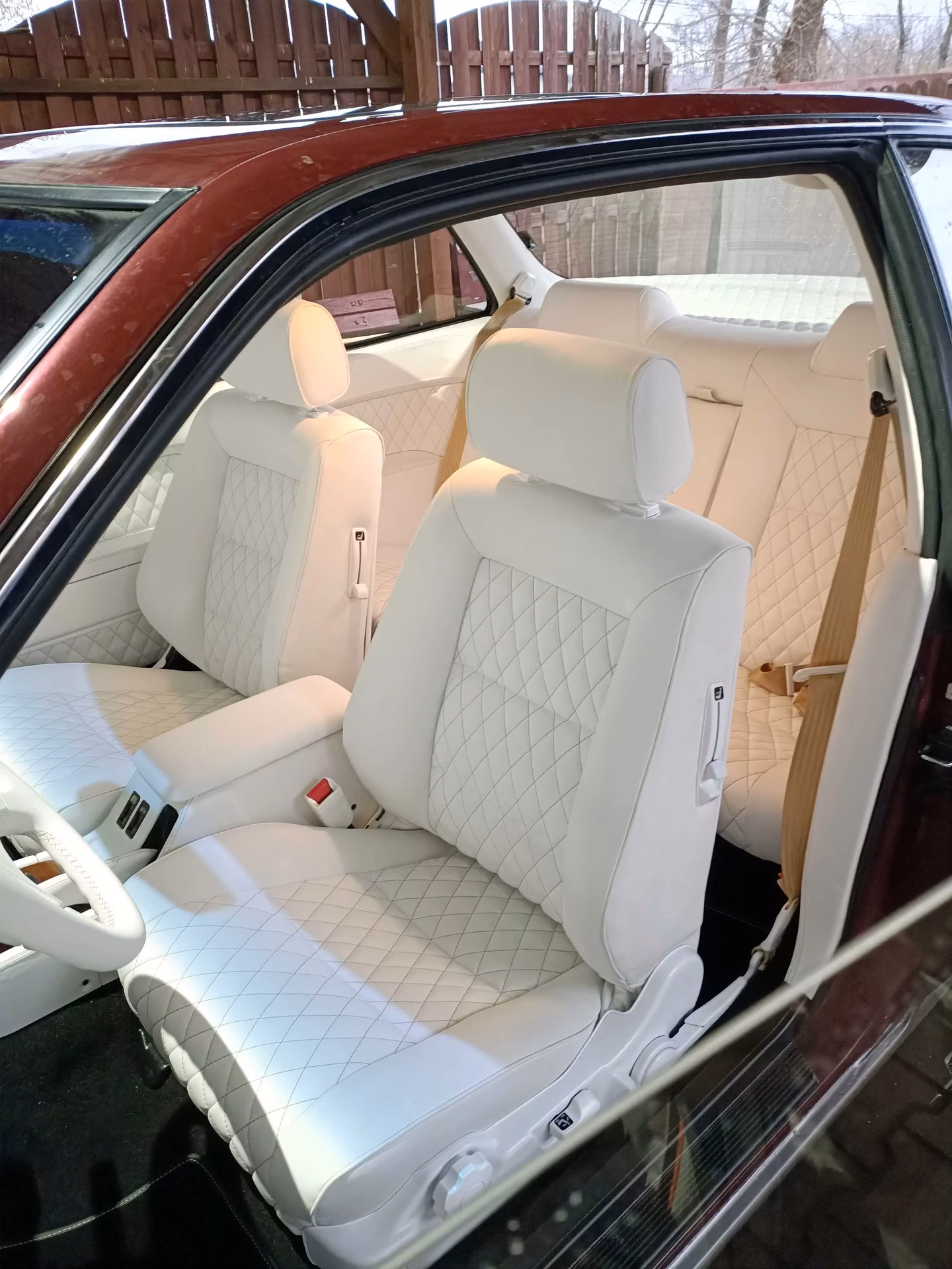 Czy tapicer samochodowy w Tomaszowie Mazowieckim oferuje dojazd do klienta?