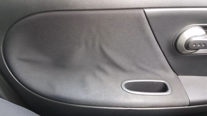 Czym można wyczyścić boczki w samochodzie?