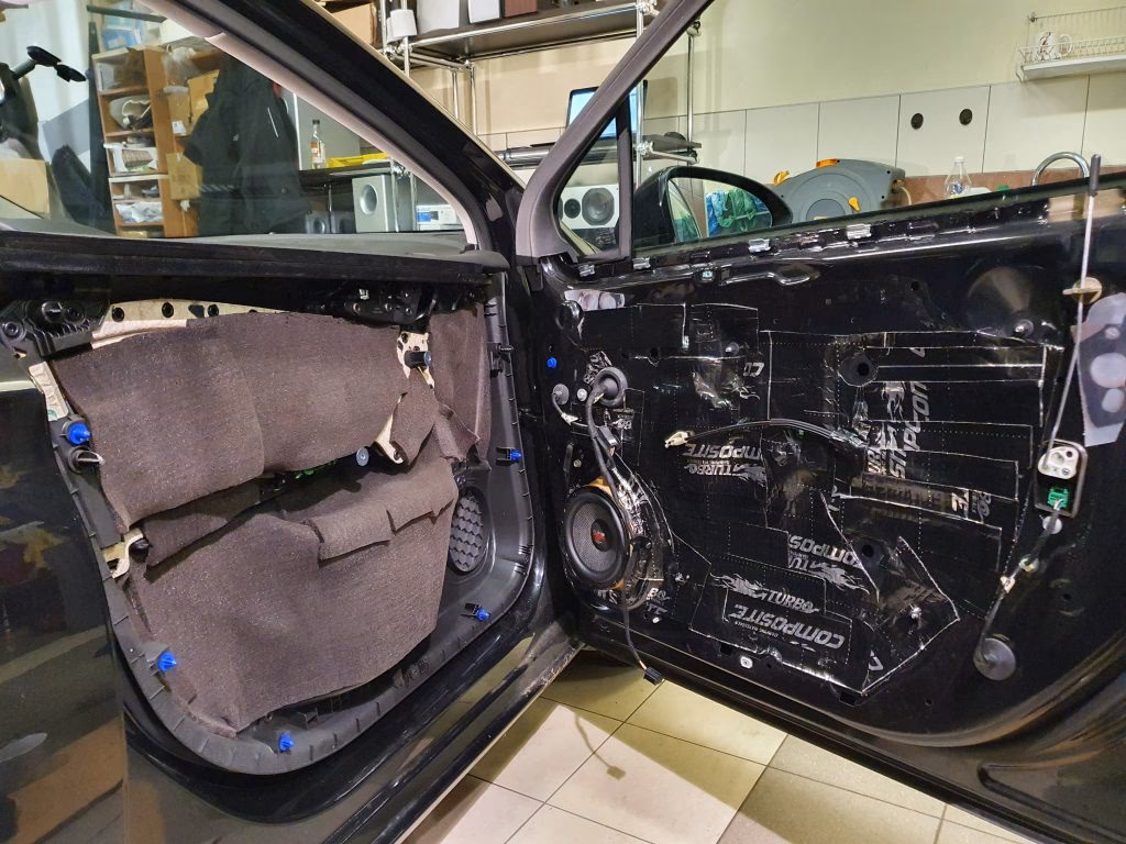 Czym najlepiej wyczyścić tapicerkę drzwi?