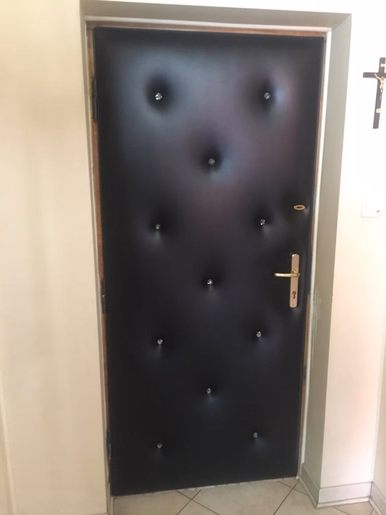 Czym jest obicie drzwi?