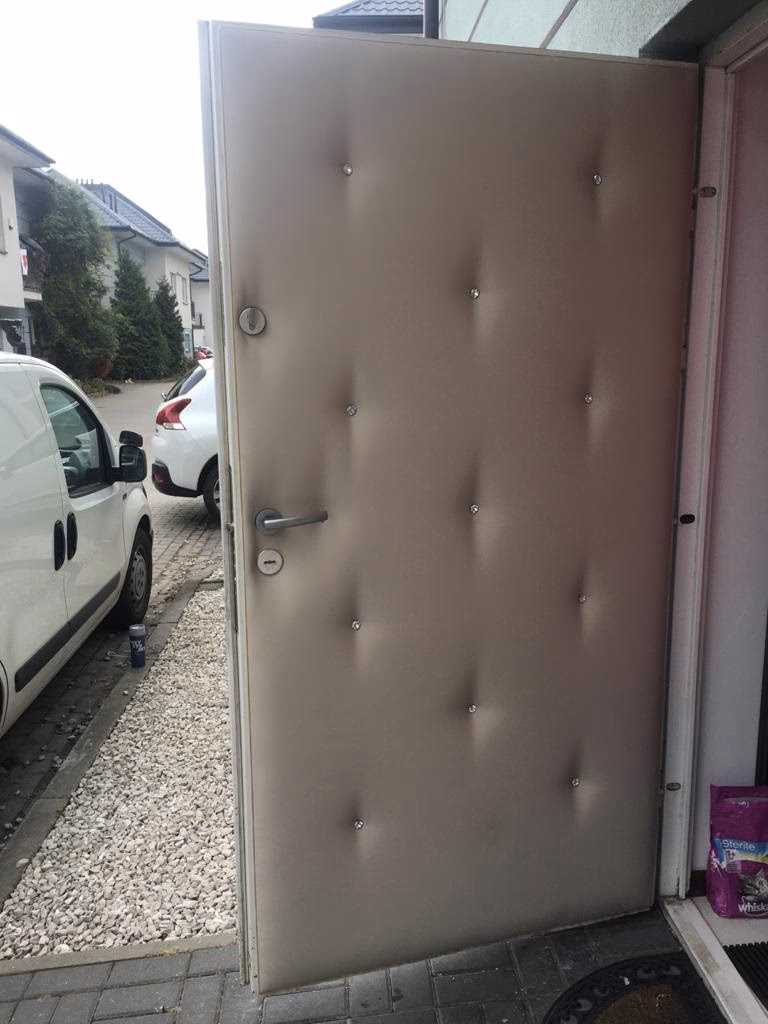 Czym można obić drzwi?