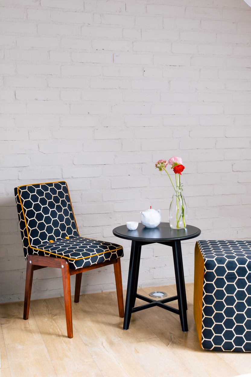 Jak naciągnąć materiał na krzesło?